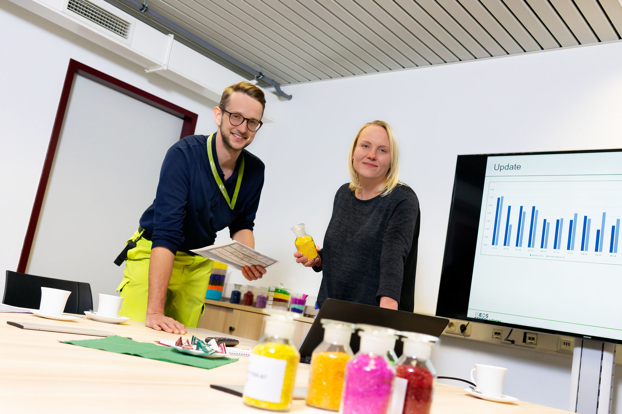 Mitarbeiterinnen und Mitarbeiter bei einem Meeting zu Kunststoffgranulaten bei INEOS Styrolution