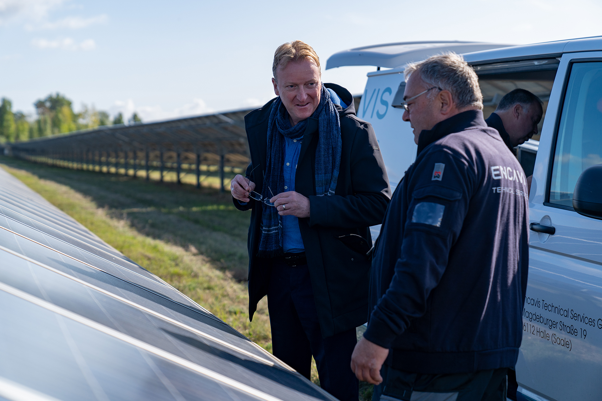 Zwei Mitarbeiter von Encavis Technical Services präsentieren ihre Arbeit im Solarpark