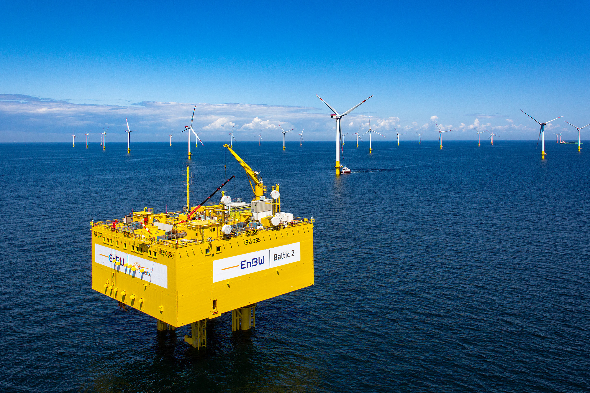Offshore-Umspannplattform Baltic 2 der EnBW inmitten des Windparks in der Ostsee, Seitenansicht mit Turbinen im Hintergrund