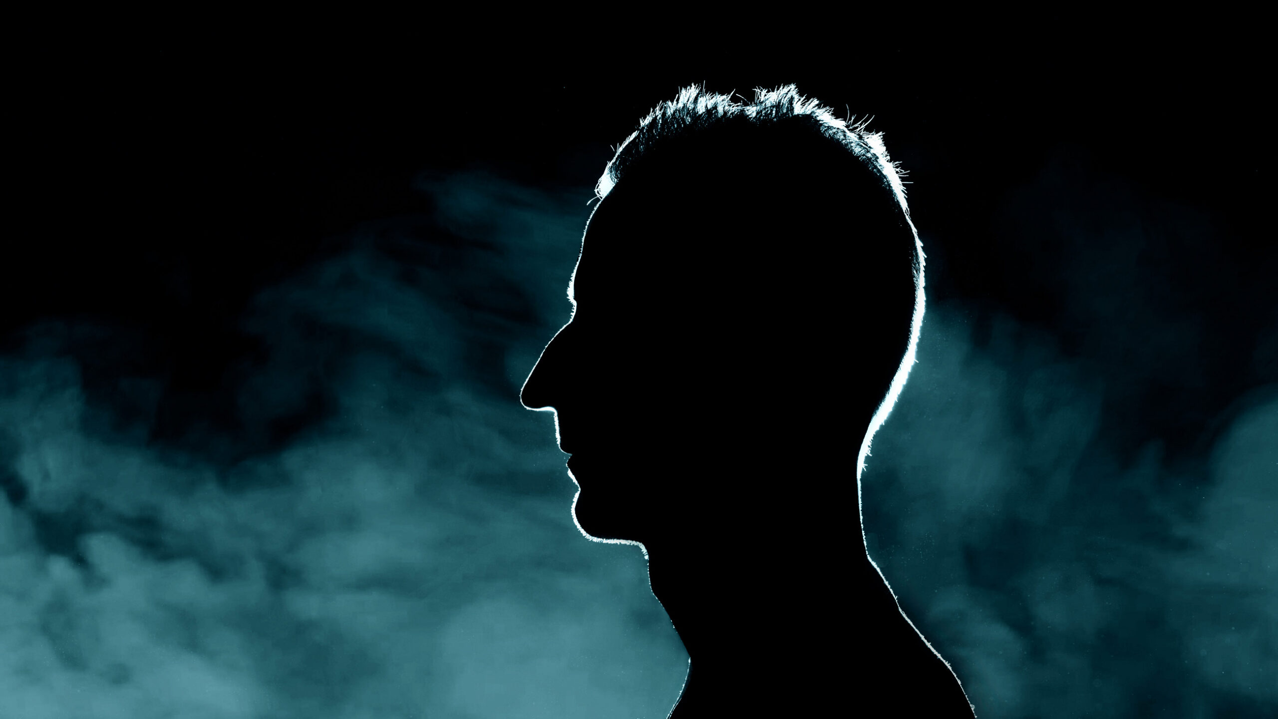 Silhouette eines Fotografen im Gegenlicht mit Nebel, reduziert und atmosphärisch inszeniert