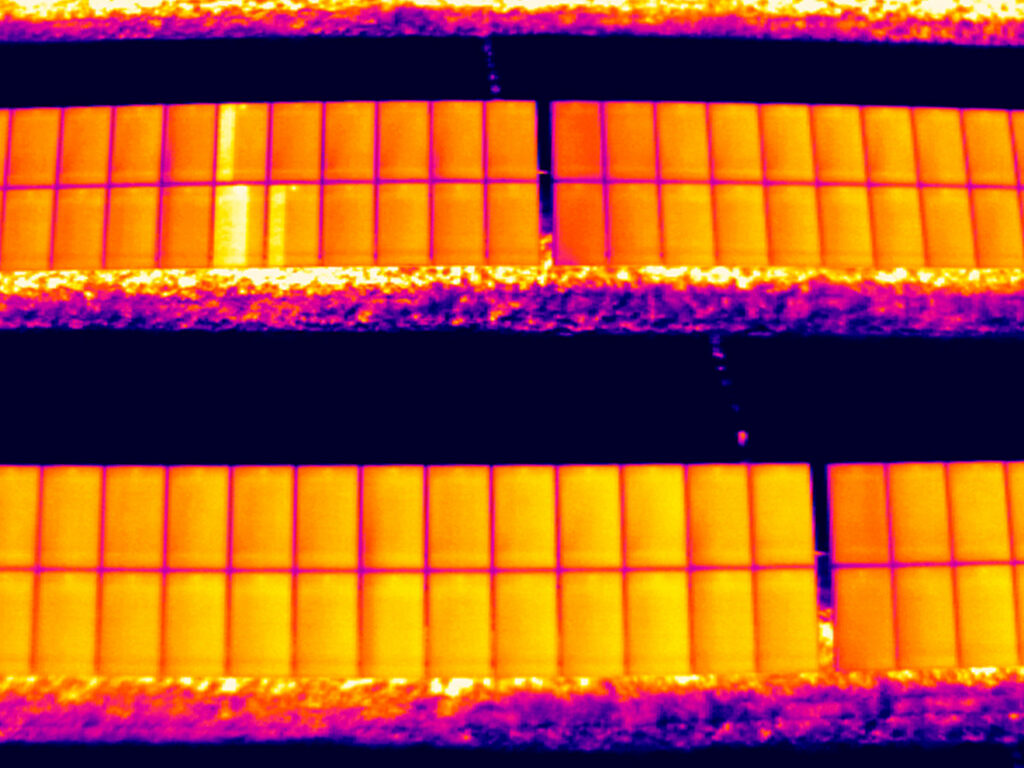 Thermografieaufnahme einer Photovoltaikanlage mit auffälligen Substring